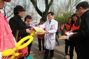 赫院长为贫困患者献爱心.JPG