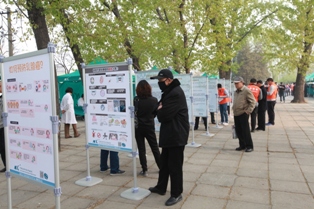 参加咨询的百姓在展板前学习.JPG