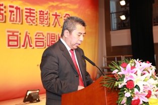 石远凯副院所长宣读院校两优一先表彰决定