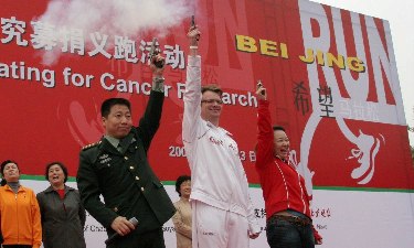 航天英雄杨利伟、加拿大国际友人大山、本届北京希望马拉松活动形象大使关凌为义跑鸣枪