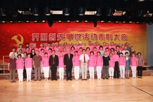院所领导与参会的老同志合影