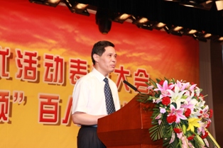 王明荣副院所长宣读院所两优一先表彰决定