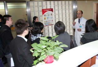 记者团参观腹部外科
